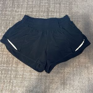 lululemon low rise hotty hot shorts 2.5 inch